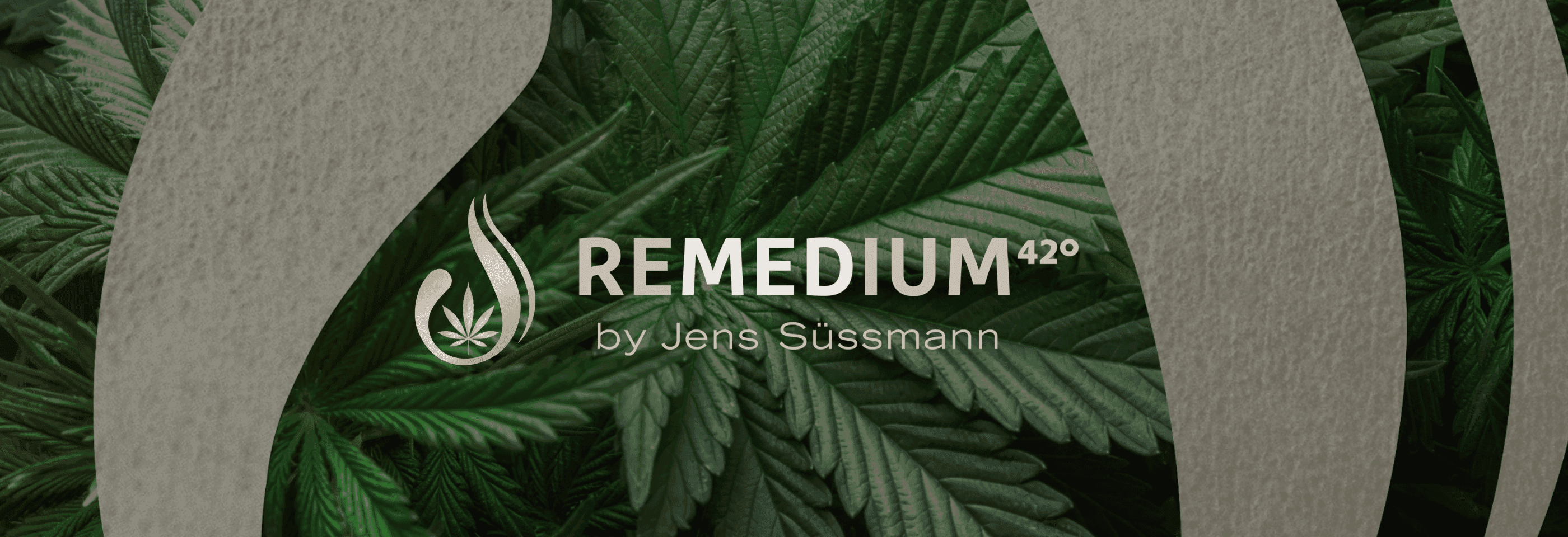 Cannabisblätte im Hintergrund davor das Remedium420 Logo